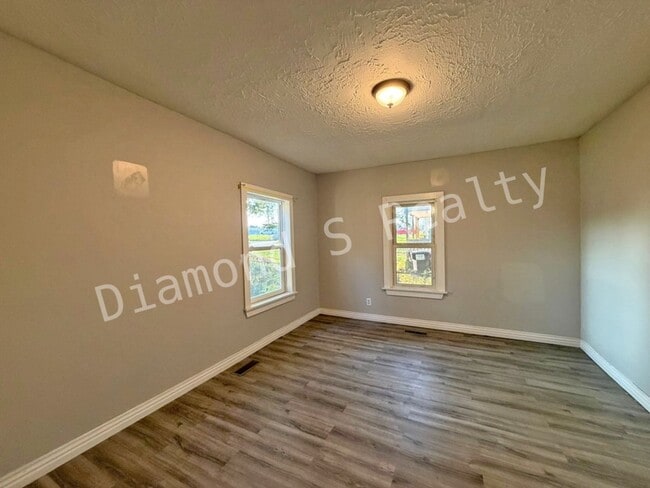 Building Photo - MOVE IN SPECIAL!  Cute 3 bedroom home close to Evangel University and Spfd/Green County Park Board