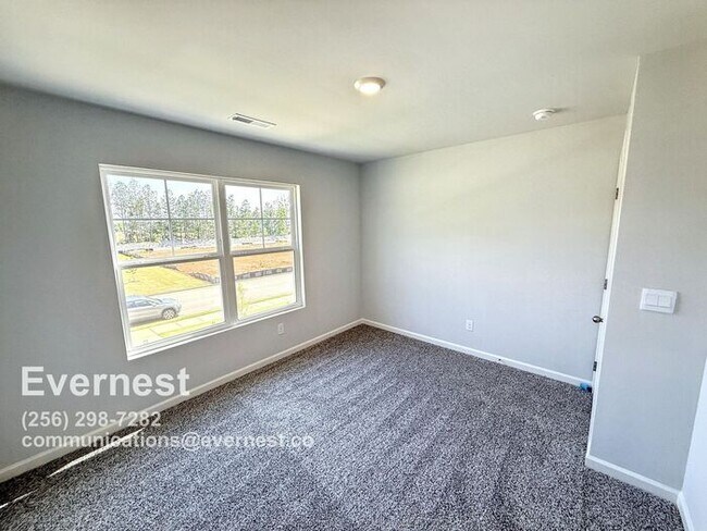 Building Photo - 3-Bedroom, 2.5-Bathroom Home in a Convenie...