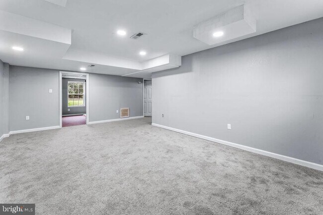 Building Photo - 5285 Stowe Ln