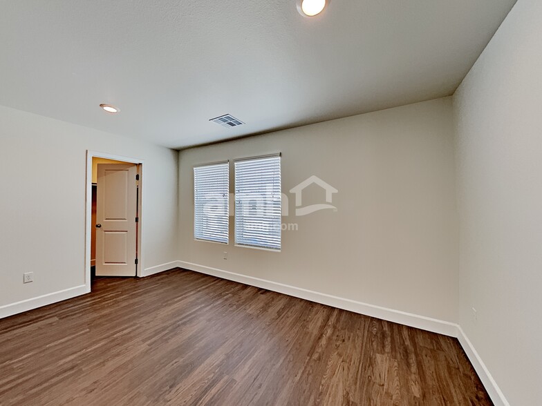 Building Photo - 1522 Garden Swing Ave