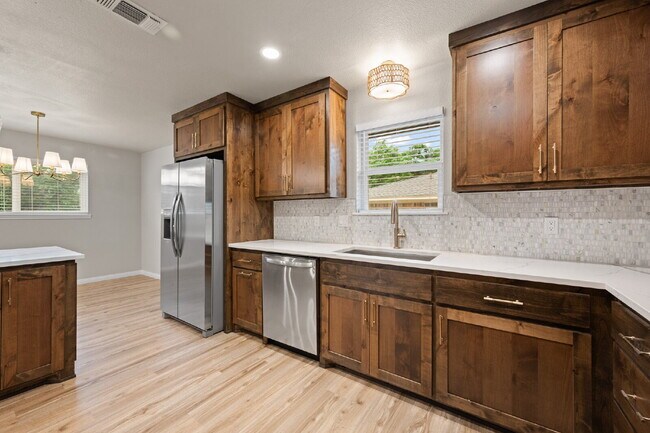 Building Photo - 2 Bed, 2 Bath Duplex