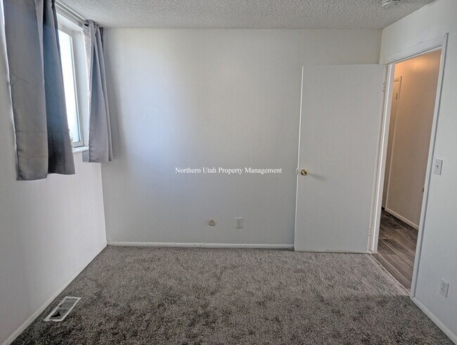 Building Photo - All New Carpet - 2 Bed, 1 Bath