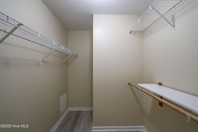 Building Photo - 2597 Thackery Rd
