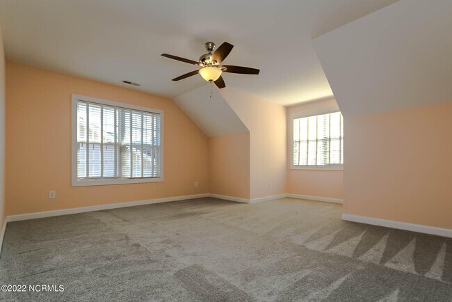 Building Photo - 533 Village Green Dr