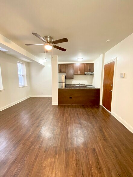 Building Photo - 4756 N Maplewood Ave