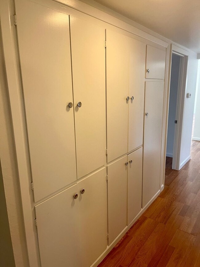 Building Photo - Gorgeous 3 bed 2 bath! (Please read entire ad before showing)