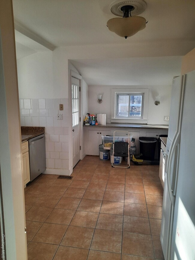 Building Photo - 23 Valley Ave