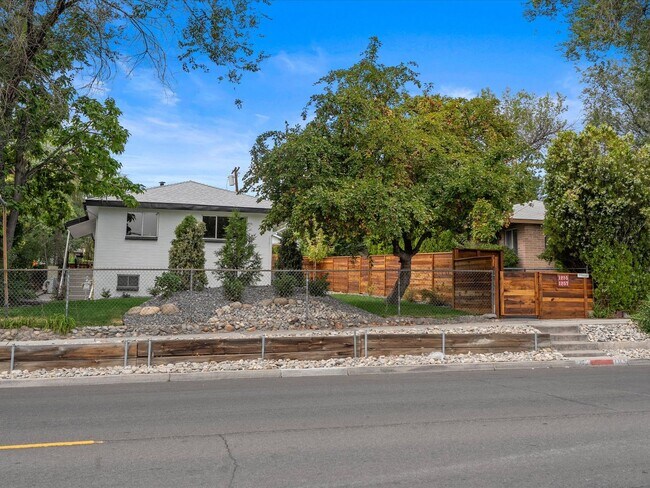 Building Photo - Move In Ready Midtown Dream Home