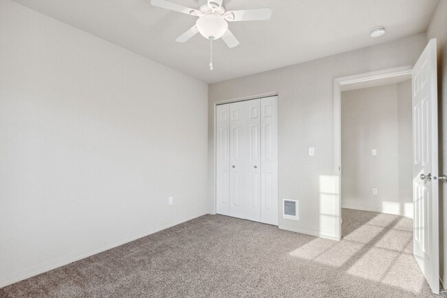 Building Photo - Adorable 3 bedroom. 2.5 bathTownhome in Columbia Falls