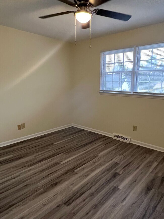Building Photo - Two bedroom, 1.5 bath in Graham--McAden Pl...