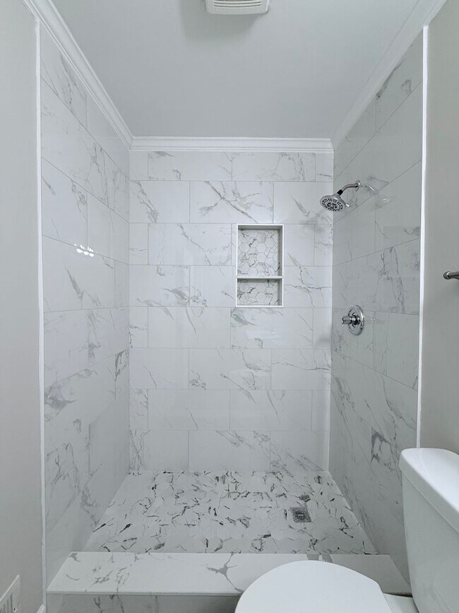 Building Photo - Renovated townhome in Great Alpharetta location