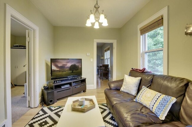 Building Photo - 711 University Ave SE