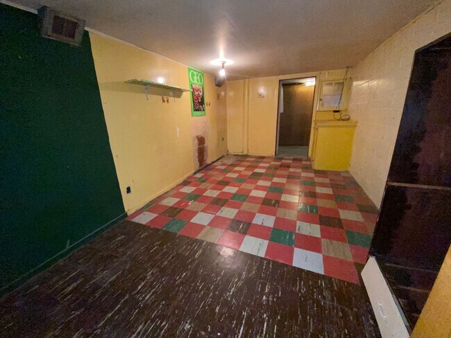 Building Photo - Private Charming Home!