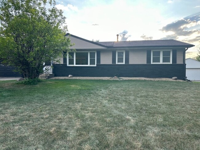 Primary Photo - Updated 3 BR/2 BA home in a great Eagan ne...