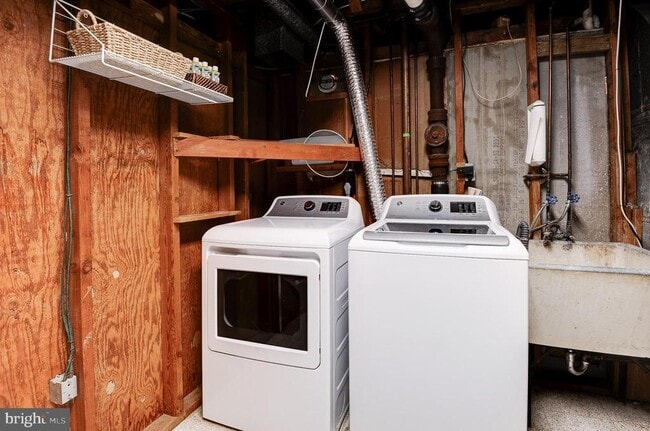 Building Photo - 8805 Honeybee Ln