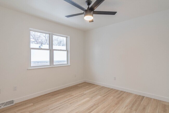 Building Photo - 3 Bedroom Single Family