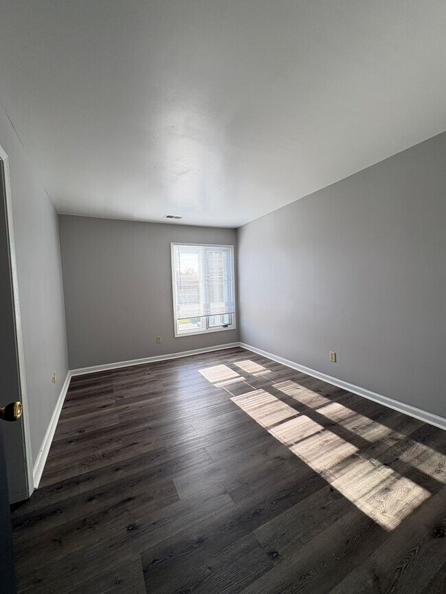 Building Photo - Remington On Rockville Living