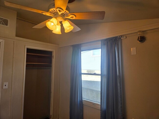 Building Photo - 645 Linden Ln