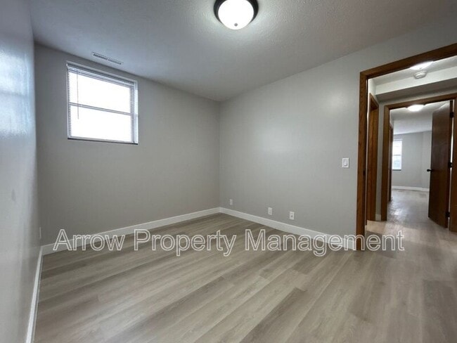 Building Photo - 208 E 5th St