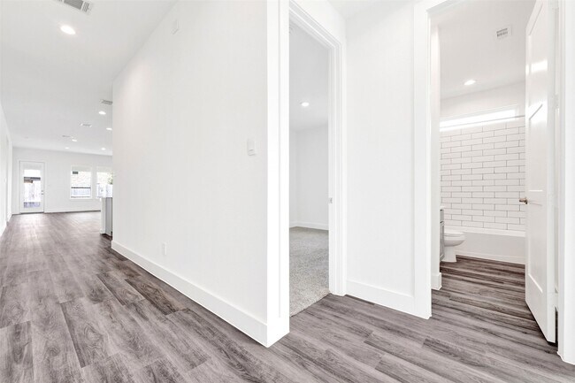 Building Photo - 153 Aurora Spgs Dr