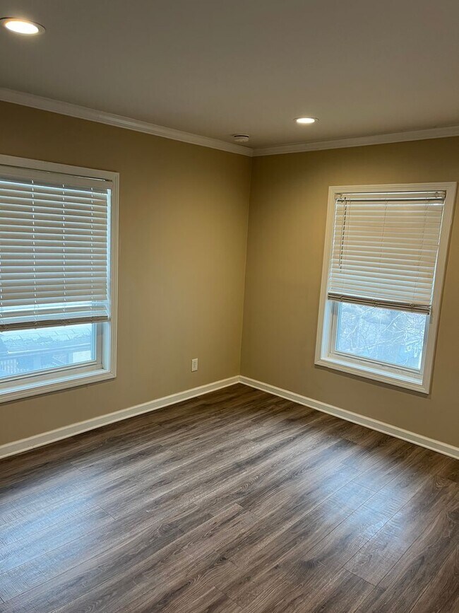 Building Photo - 1006 Lake Ave