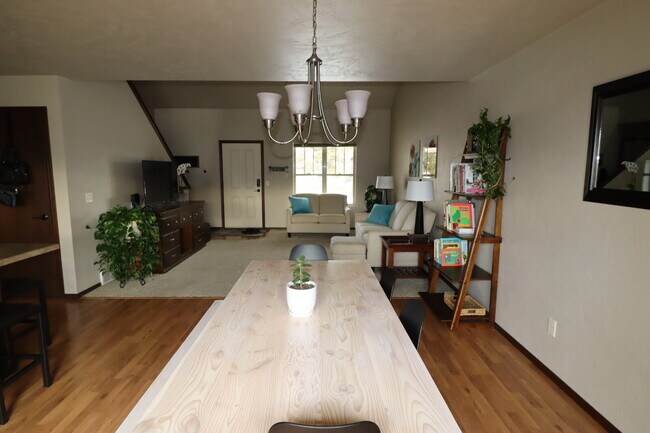 Building Photo - Large 3 Bedroom 2 Bath Townhouse style Duplex