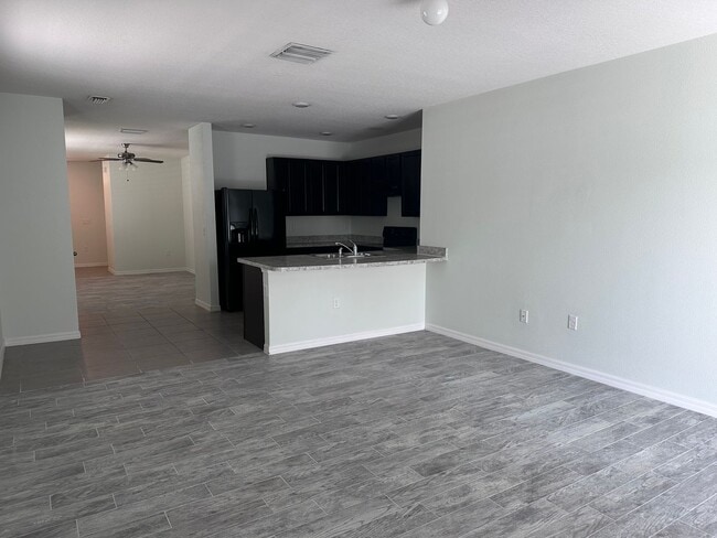 Building Photo - 3/2 house no carpet located in Sun City Center