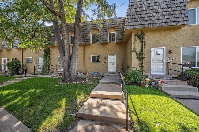 Building Photo - Updated spacious townhouse in prime location!