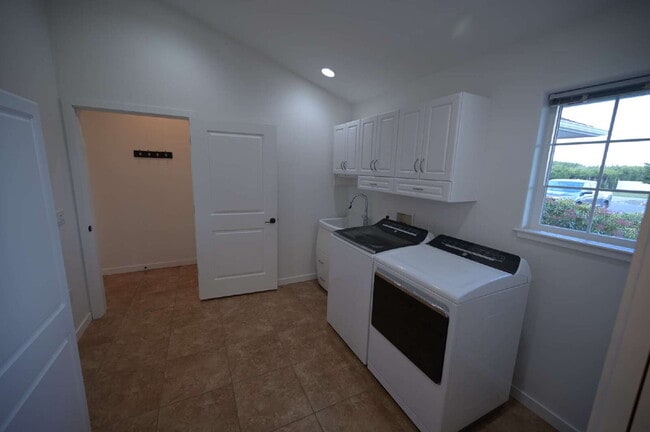 Building Photo - Modern & comfortable home in a country setting on 1 acre in Sequim