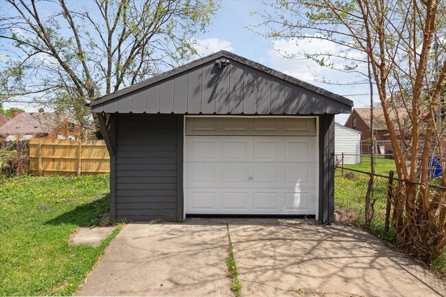 Building Photo - 17326 Mansfield St