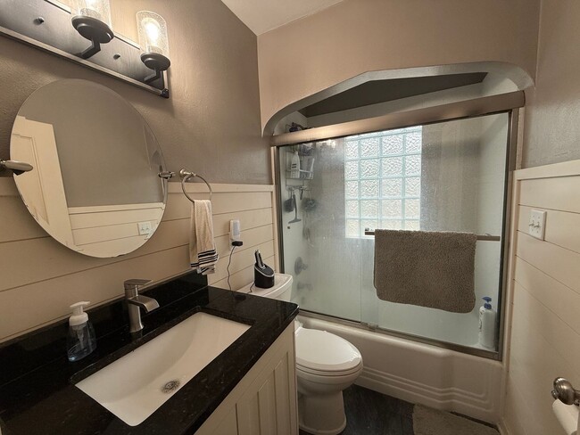 Building Photo - Stunning 5 Bed 2 Bath House Located in the...