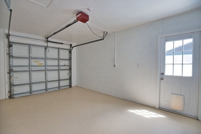 Building Photo - Annual Unfurnished 2 Bedrooms 2 Bathrooms Pool Home Located in South Venice!