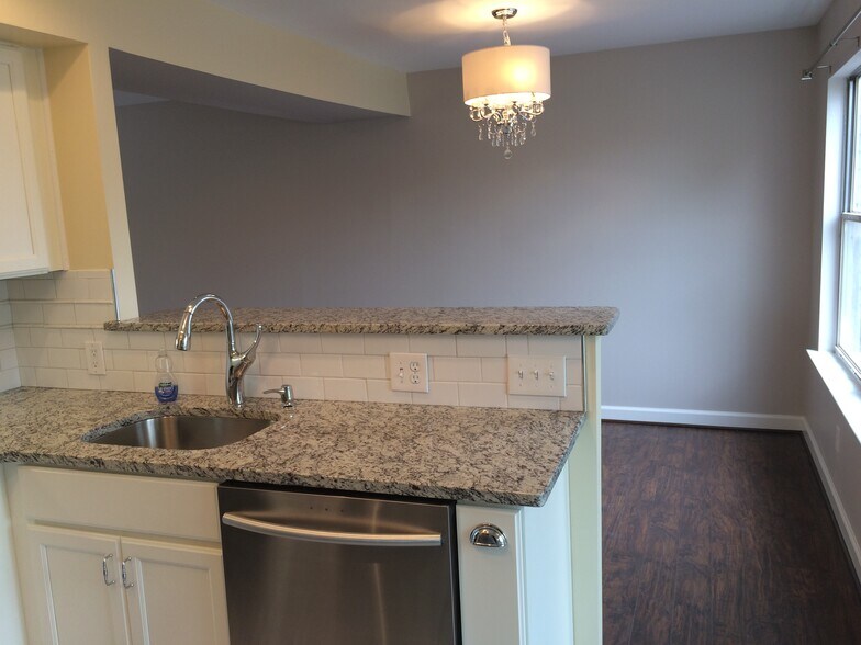 Kitchen/Dining Area - 109 Hunt Dr