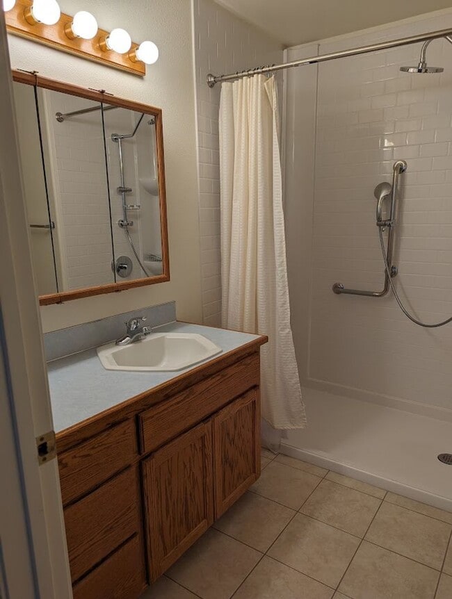 Building Photo - Beautiful Condo in Quiet Neighborhood - Small Pet Allowed