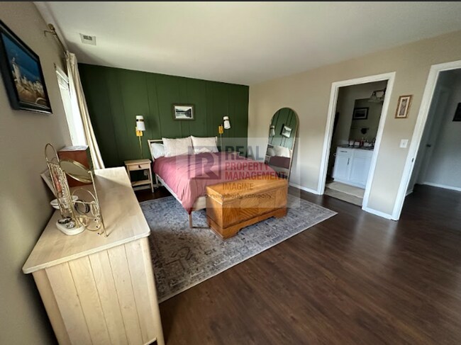 Building Photo - Check out this adorable 3 bedroom, 2.5 bath home!