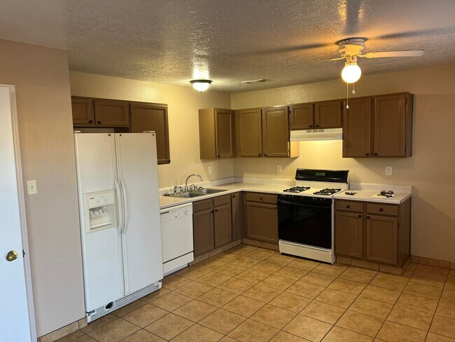 Building Photo - 4985 Butte Pl NW