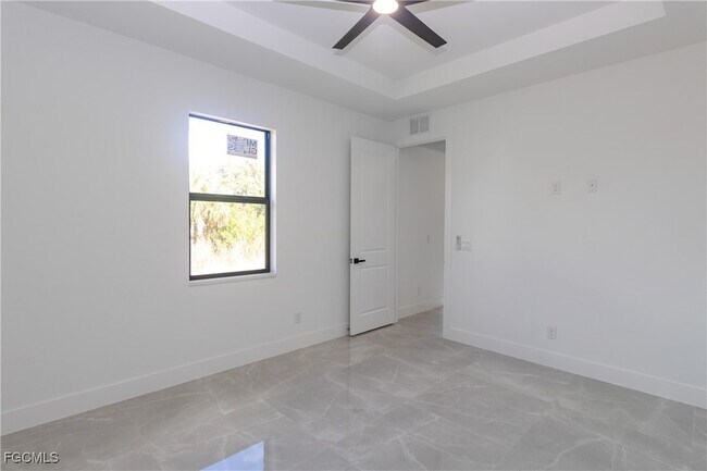 Building Photo - 843 Duplex St E