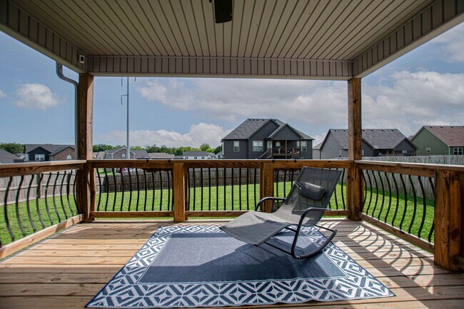 Building Photo - Pet Friendly Three Bedroom with Bonus!