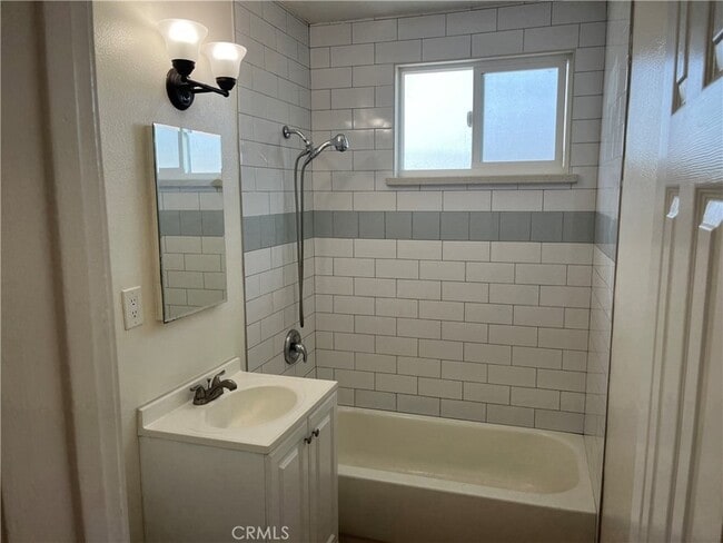 Building Photo - 1056 Wallgreen St