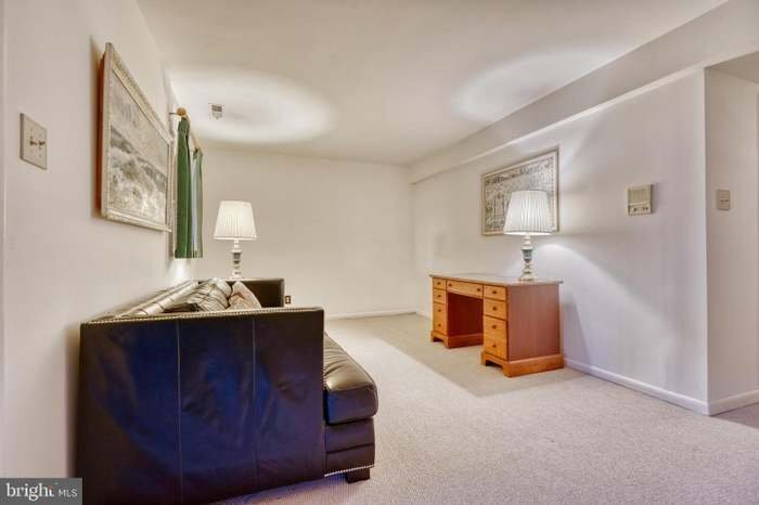 Building Photo - 68 Tudor Ct