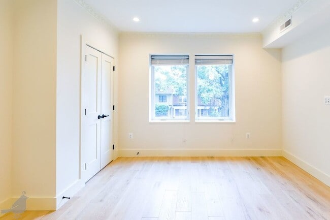 Building Photo - Modern 4 Bedroom Penthouse in Nest to Unio...