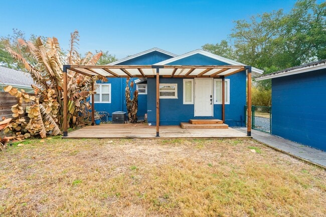 Building Photo - Historic GEM! – The First Female-Built Home in Holly Hill
