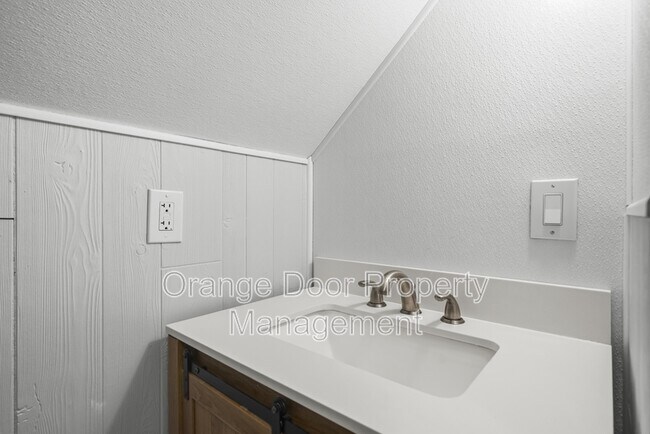 Building Photo - 834 S 72nd St