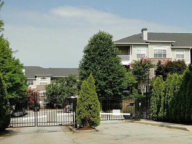 Building Photo - 2700 Pine Tree Rd NE