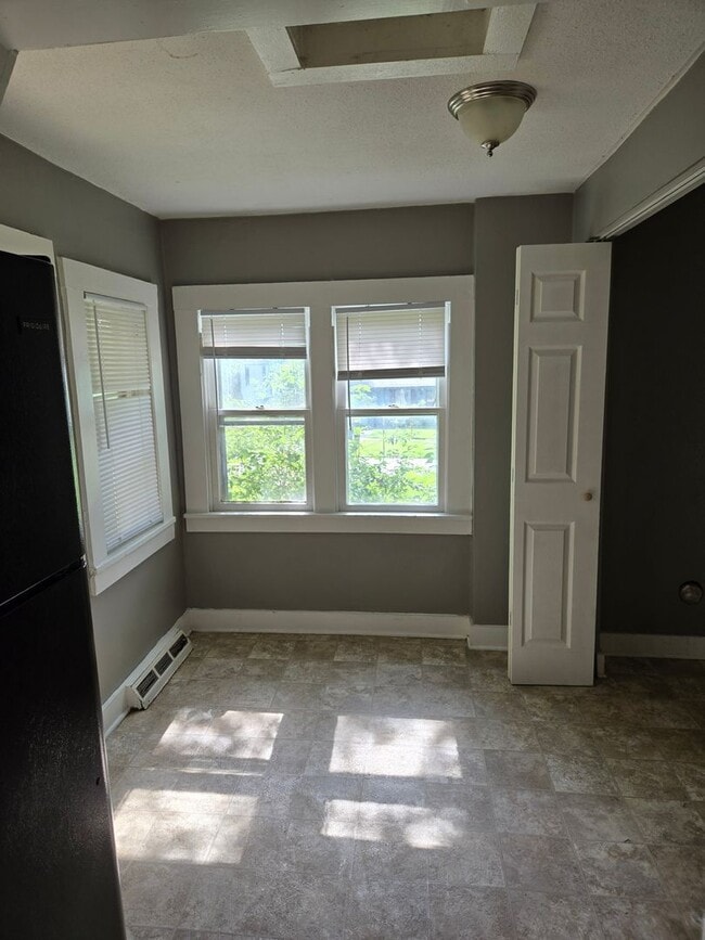 Building Photo - Charming 2-Bedroom Home with Open Floor Plan & Fenced Backyard