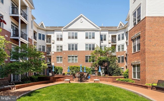 Building Photo - 200 W Elm St