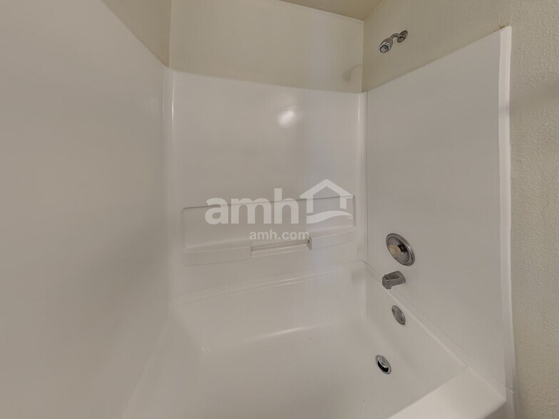 Building Photo - 524 Bridgewater Dr