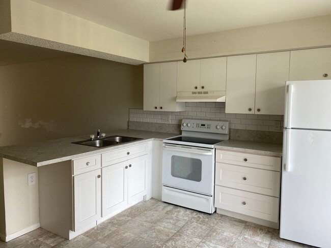 Building Photo - 3 bedroom 1 bath condo near the airport! /...