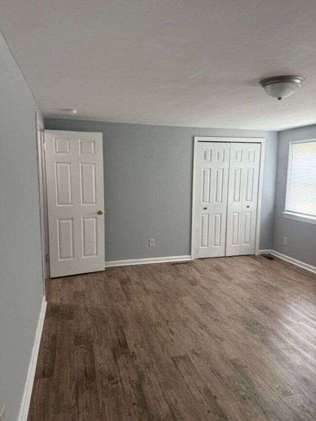 Building Photo - Spacious Two Bedroom Townhouse