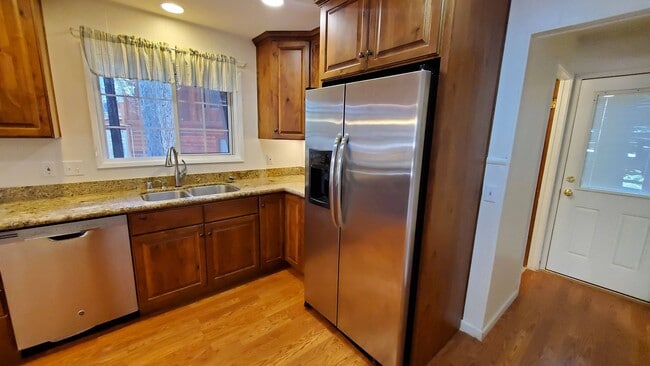 Building Photo - LONG-TERM RENTAL: Great Cedar Flat Home wi...